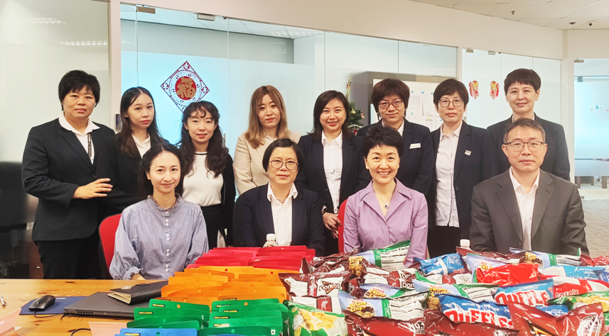 孫海燕大使慰問新加坡中國(guó)簽證申請(qǐng)服務(wù)中心