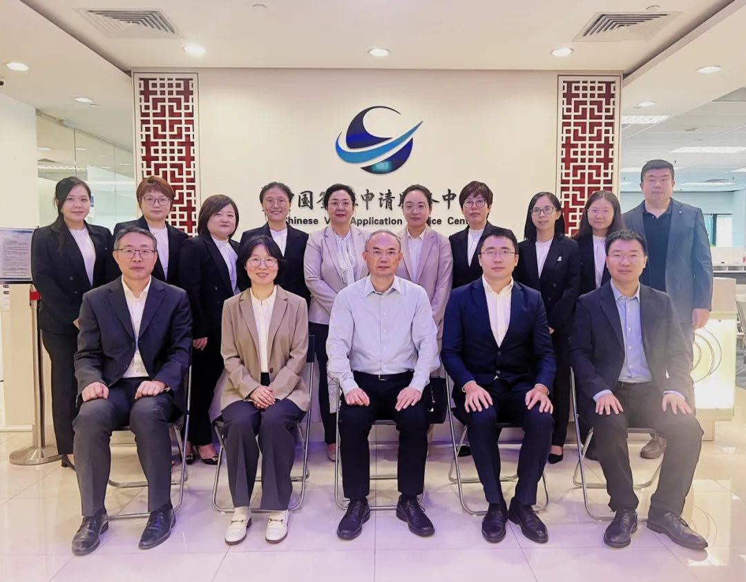 曹忠明大使考察新加坡中國(guó)簽證申請(qǐng)服務(wù)中心